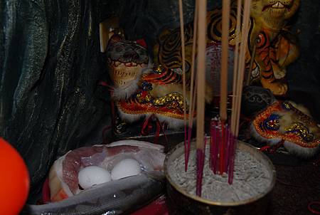 6講究的廟方以雞蛋、生魚、生肉來奉祀虎爺,以凸顯老虎的飲食特性。 6講究的廟方以雞蛋、生魚、生肉來奉祀虎爺,以凸顯老虎的飲食特性。