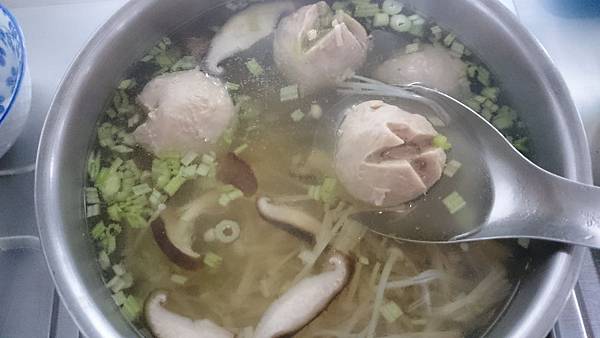 金針菇貢丸湯 金針菇貢丸湯