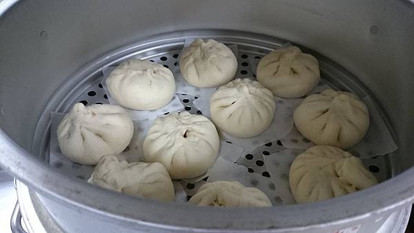 放入鍋中,發酵30分鐘(溫水至底部),大火蒸15分鐘 放入鍋中,發酵30分鐘(溫水至底部),大火蒸15分鐘