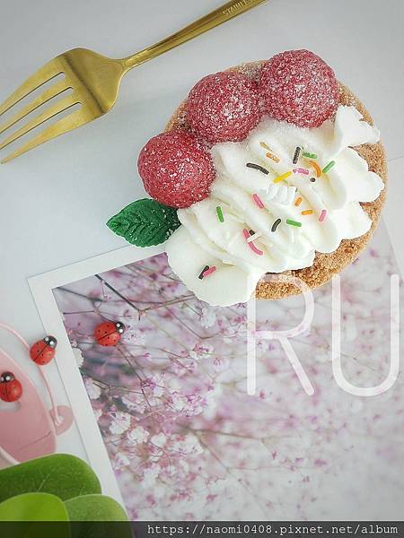 RU奶油草莓蛋糕-香氛蛋糕蠟燭.jpg