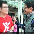 那可拿新生活教育中心的熱心志工,發送反毒宣傳品.多數志工由戒毒過來人擔任,故以馬賽克貼臉,保護其身分!