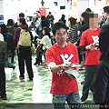 那可拿新生活教育中心的熱心志工,發送反毒宣傳品.多數志工由戒毒過來人擔任,故以馬賽克貼臉,保護其身分!