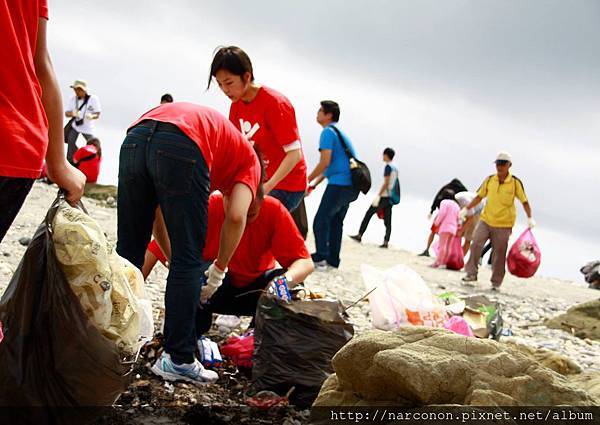 新生活教育中心部份戒毒學員與職員一起參加教育廣播電台54歲生日淨灘活動,與花蓮鄉親一起清出了708公斤的垃圾!