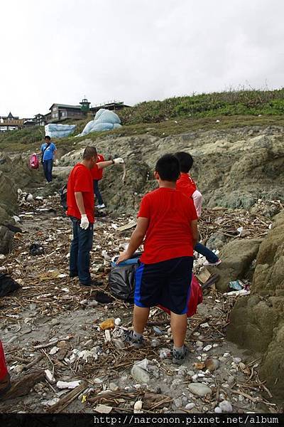 新生活教育中心部份戒毒學員與職員一起參加教育廣播電台54歲生日淨灘活動,與花蓮鄉親一起清出了708公斤的垃圾!