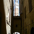 小巷內看Torre del Magnia