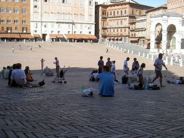 黃昏在Piazza del Campo坐臥的人們