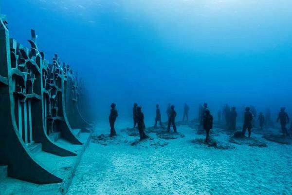 jason-decaires-taylor-new-underwater-sculptures-designboom-02_orig.jpg