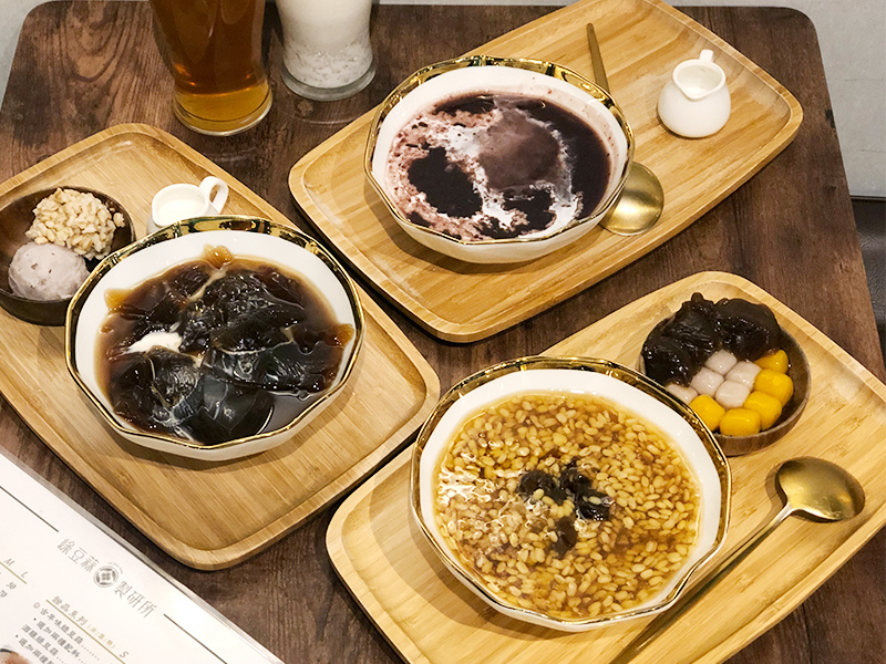 綠豆蒜製研所甜點多樣，有綠豆蒜、寒天仙草、紅豆粥