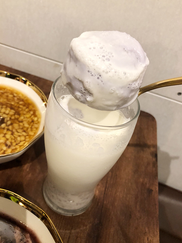 綠豆蒜製研所雙芋鮮奶，有一大顆芋泥冰淇淋