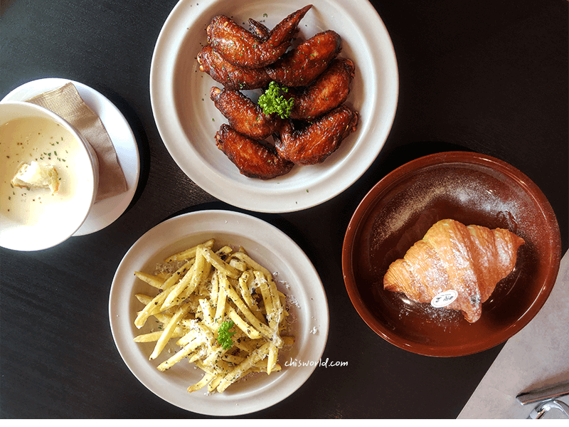 嶼里with you提供多樣輕食小點，從薯條、可頌、雞翅都有