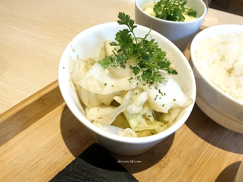 RUO.T. Teppanyaki鐵板料理合菜中的蔬菜也展現高手藝，高麗菜清爽脆口
