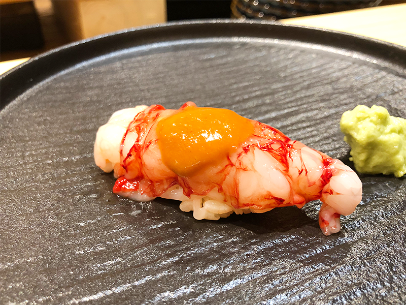 鮨初日式無菜單料理胭脂蝦握壽司，濃郁蝦膏提味