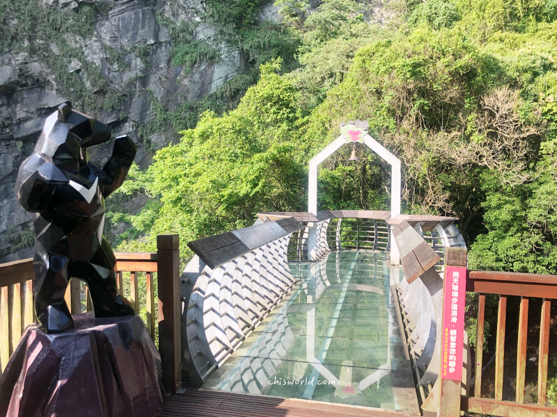新竹青蛙石天空步道，遠眺翠綠的山丘和透明的玻璃橋