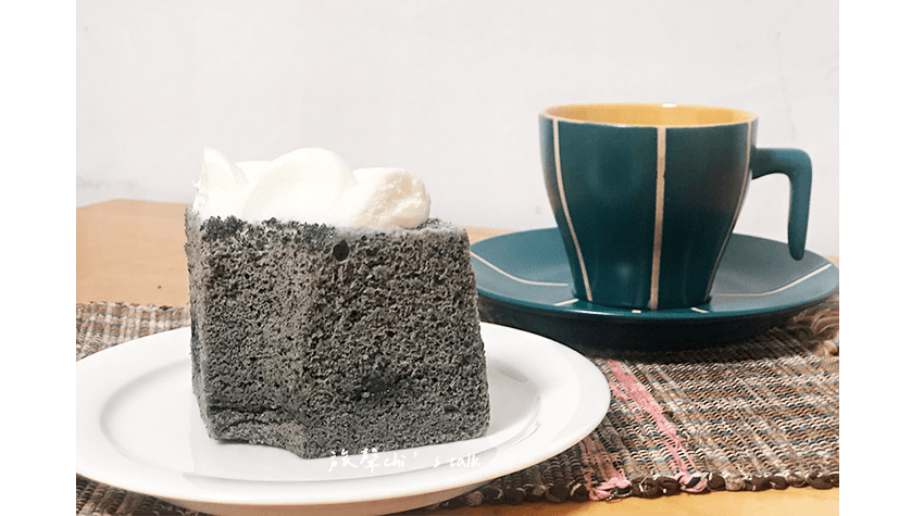 Ten Ten Den Den 點點甜甜芝麻戚風蛋糕 Ten Ten Den Den 點點甜甜戚風蛋糕輕盈蓬鬆,芝麻香氣足