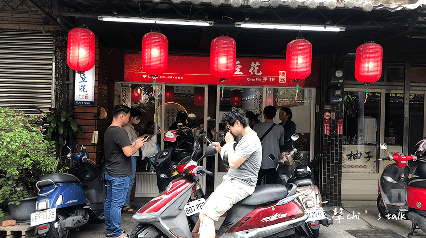 嘉義陳品豆花是當地受歡迎的甜點店 嘉義陳品豆花外觀,用餐時間內用、外帶有不少人