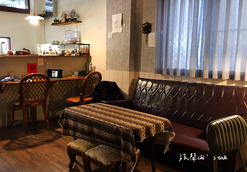 嘉義露室茶館內部裝潢懷舊,沙發座位區