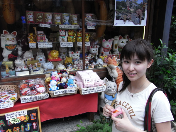 瓢單屋，除了葫蘆還賣好多貓咪的東西，老闆一直說自己的東西kawaii很好笑