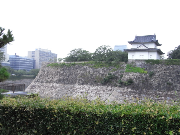 在大阪城公園走了好久，雨有點大