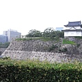 在大阪城公園走了好久，雨有點大