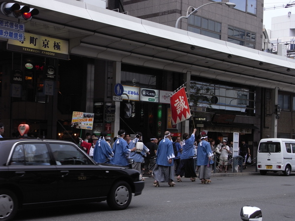 在MOS休息喝熱湯，出來看到的新選組