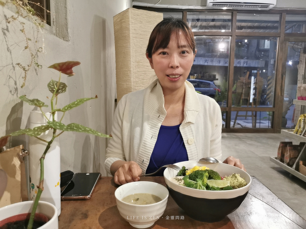 南港｜Vegan的極樂世界，素食便利店 x 咖啡廳『harbor market』，隱身在巷弄的文青小店，大推蘋果肉桂冰淇淋鬆餅！