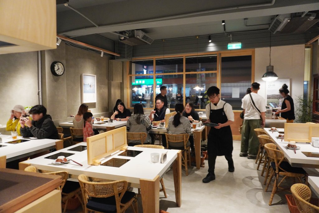汐止文青·質感火鍋店《小山丘自然系火鍋 汐科店》，走進芬多精的世界、食材新鮮好吃、燈光美氣氛佳12.png