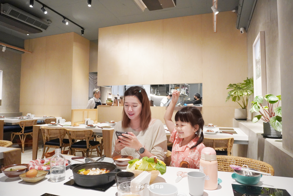汐止文青·質感火鍋店《小山丘自然系火鍋 汐科店》，走進芬多精的世界、食材新鮮好吃、燈光美氣氛佳48.png