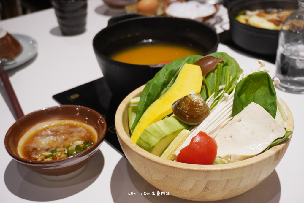 汐止文青·質感火鍋店《小山丘自然系火鍋 汐科店》，走進芬多精的世界、食材新鮮好吃、燈光美氣氛佳31.png