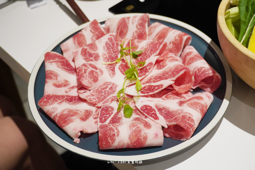 汐止文青·質感火鍋店《小山丘自然系火鍋 汐科店》，走進芬多精的世界、食材新鮮好吃、燈光美氣氛佳29.png