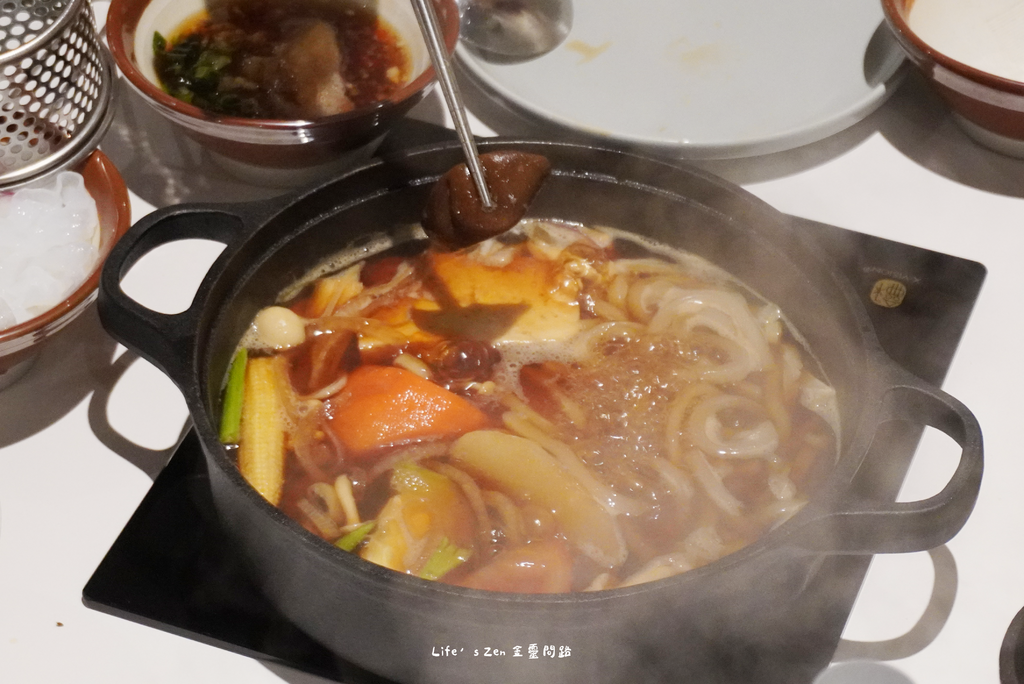 汐止文青·質感火鍋店《小山丘自然系火鍋 汐科店》，走進芬多精的世界、食材新鮮好吃、燈光美氣氛佳28.png
