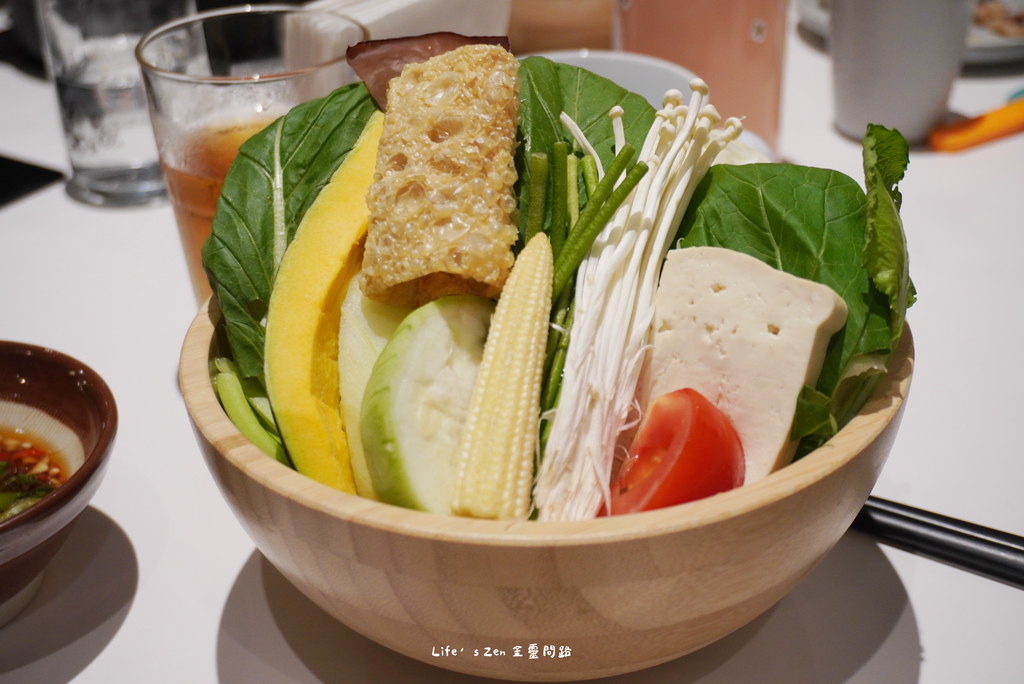 汐止文青·質感火鍋店《小山丘自然系火鍋 汐科店》，走進芬多精的世界、食材新鮮好吃、燈光美氣氛佳25.png