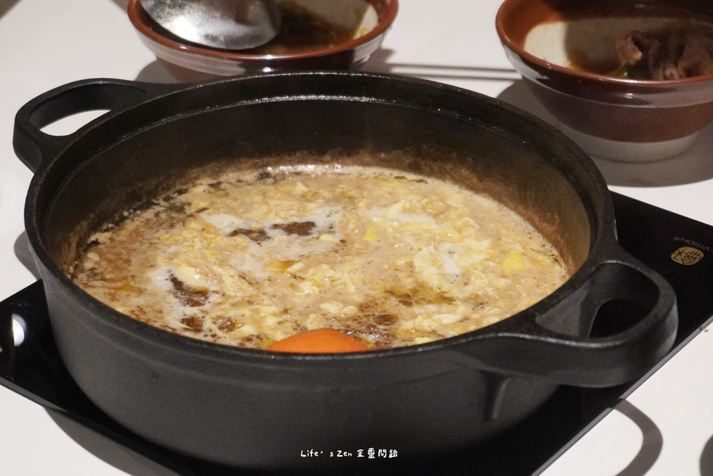 汐止文青·質感火鍋店《小山丘自然系火鍋 汐科店》，走進芬多精的世界、食材新鮮好吃、燈光美氣氛佳16.png