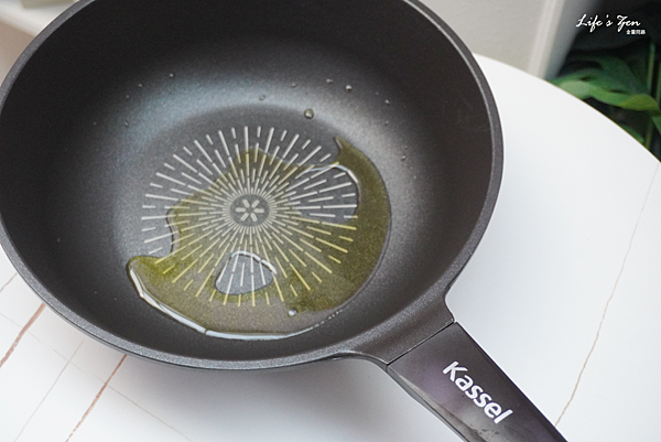 開箱｜韓國Kassel 鑽石超導熱不沾輕炒鍋28cm｜美味料理燉牛肉分享6.png
