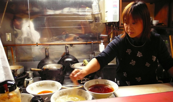 在新宿二丁目的小拉麵店