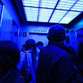 鐵塔內部的電梯，燈光會變色