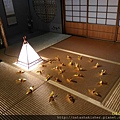 黃金茶室榻榻米~日本人酷愛以紙鶴裝飾，這裡也不例外，排了一圈又一圈的金紙鶴