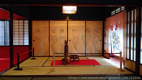 政要觀賞處的屏風(當時名家之作。現已價值不斐!)