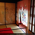 日本傳統婚禮中，新娘都希望能從這樣的掛簾穿出去，代表能得到"幸福"！