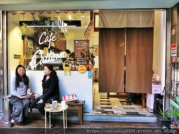 |台灣·基隆|貓町咖啡·巷弄裡的咖啡香·創意吉古拉串多汁熱狗