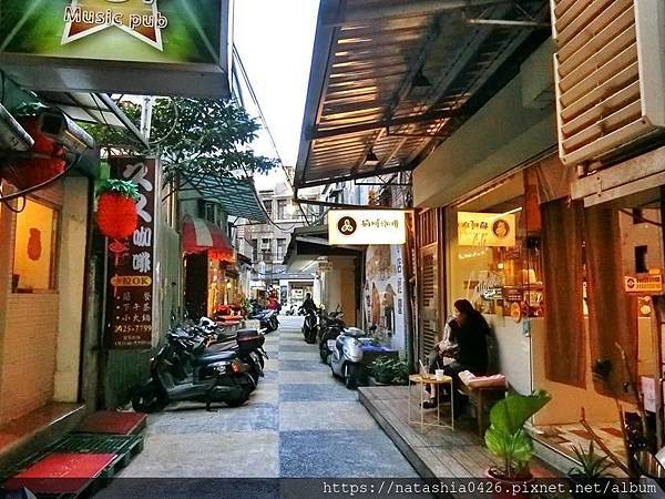 |台灣·基隆|貓町咖啡·巷弄裡的咖啡香·創意吉古拉串多汁熱狗