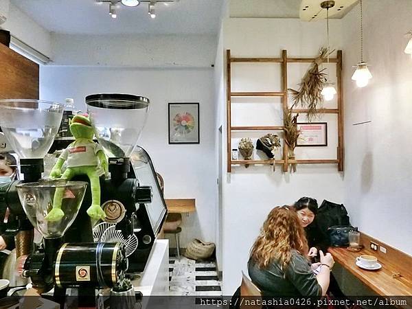 |台灣·基隆|貓町咖啡·巷弄裡的咖啡香·創意吉古拉串多汁熱狗