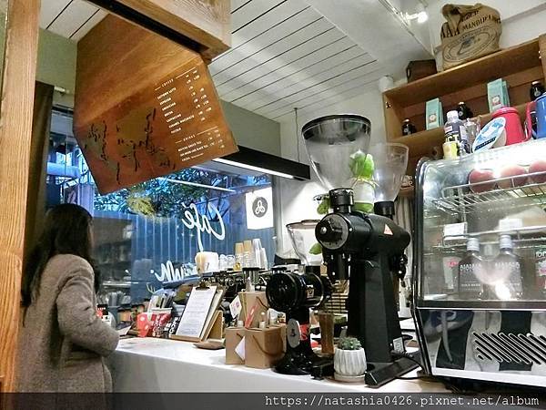 |台灣·基隆|貓町咖啡·巷弄裡的咖啡香·創意吉古拉串多汁熱狗