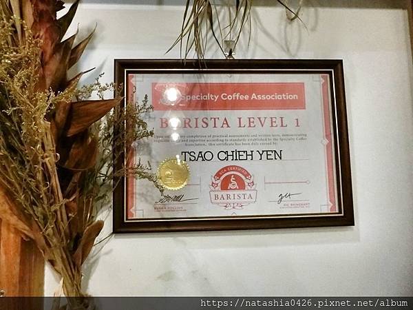 |台灣·基隆|貓町咖啡·巷弄裡的咖啡香·創意吉古拉串多汁熱狗