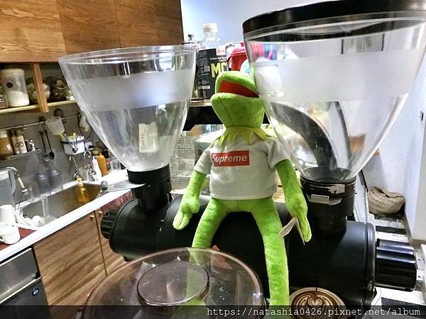 |台灣·基隆|貓町咖啡·巷弄裡的咖啡香·創意吉古拉串多汁熱狗