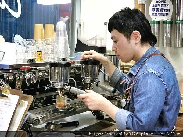 |台灣·基隆|貓町咖啡·巷弄裡的咖啡香·創意吉古拉串多汁熱狗