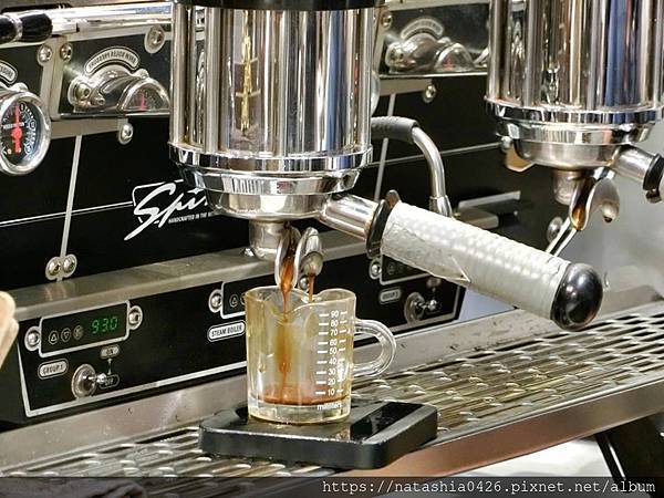 |台灣·基隆|貓町咖啡·巷弄裡的咖啡香·創意吉古拉串多汁熱狗