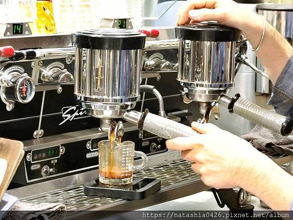 |台灣·基隆|貓町咖啡·巷弄裡的咖啡香·創意吉古拉串多汁熱狗