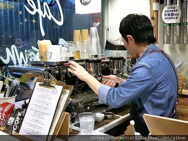 |台灣·基隆|貓町咖啡·巷弄裡的咖啡香·創意吉古拉串多汁熱狗