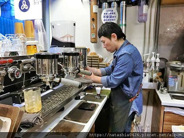 |台灣·基隆|貓町咖啡·巷弄裡的咖啡香·創意吉古拉串多汁熱狗