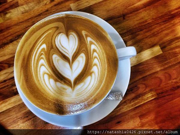 |台灣·基隆|貓町咖啡·巷弄裡的咖啡香·創意吉古拉串多汁熱狗